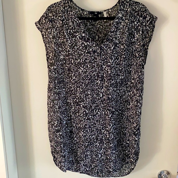 Long fitting, sleeveless blouse - Picture 1 of 2